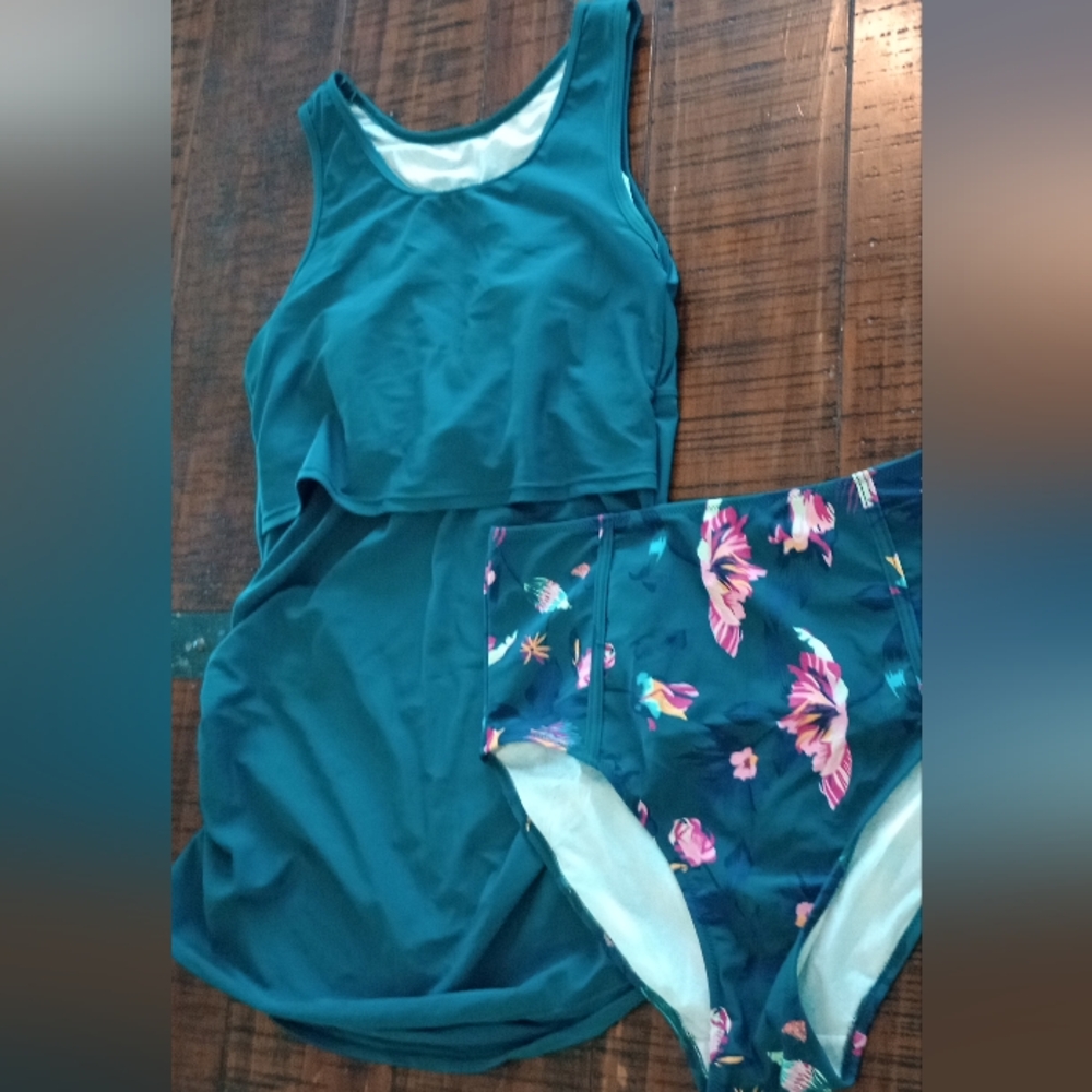 Latched mama swim set